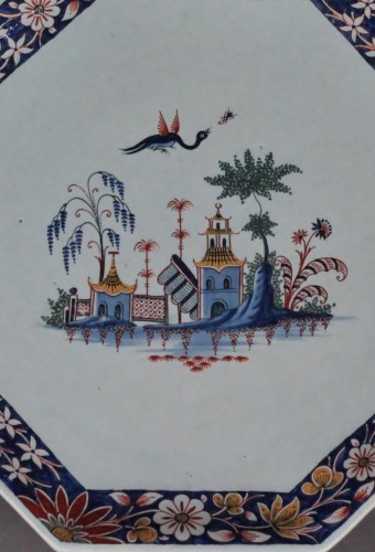 Coupe sur pied en faïence de Rouen à décor de pagode, XVIIIe siècle - Céramiques, Porcelaines Style Régence