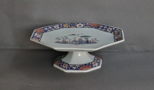 Céramiques, Porcelaines  - Coupe sur pied en faïence de Rouen à décor de pagode, XVIIIe siècle