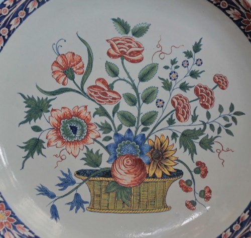 Grand plat en faïence de Rouen à décor à la grenade, XVIIIe siècle - Céramiques, Porcelaines Style Louis XV