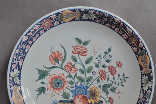 Céramiques, Porcelaines  - Grand plat en faïence de Rouen à décor à la grenade, XVIIIe siècle