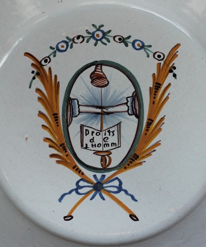 Céramiques, Porcelaines  - Assiette en faïence de Nevers révolutionnaire "Les Droits de l'Homme", XVIIIe siècle