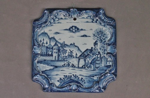 Plaque en faïence de Delft, marquée PVB vers 1740-50 - Céramiques, Porcelaines Style Louis XV