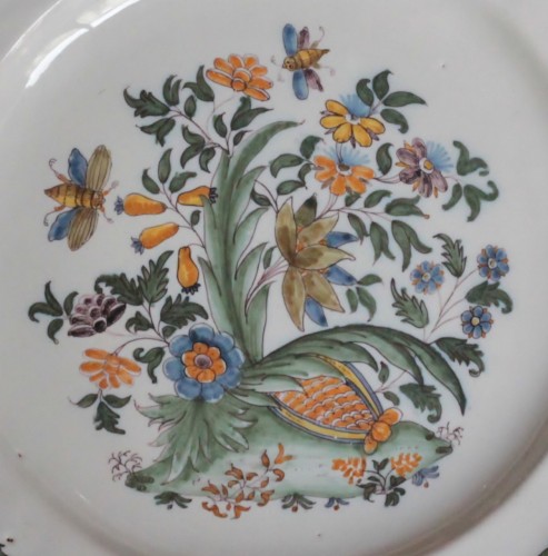 Assiette à la grenade en faïence de Moustiers, XVIIIe siècle - Céramiques, Porcelaines Style Louis XV