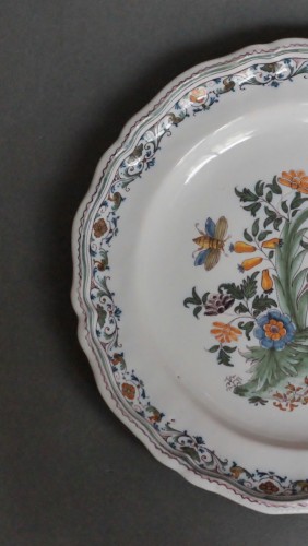 Céramiques, Porcelaines  - Assiette à la grenade en faïence de Moustiers, XVIIIe siècle