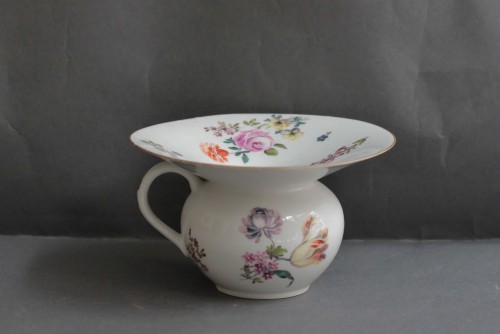Céramiques, Porcelaines  - Crachoir en porcelaine de Meissen, XVIIIe siècle
