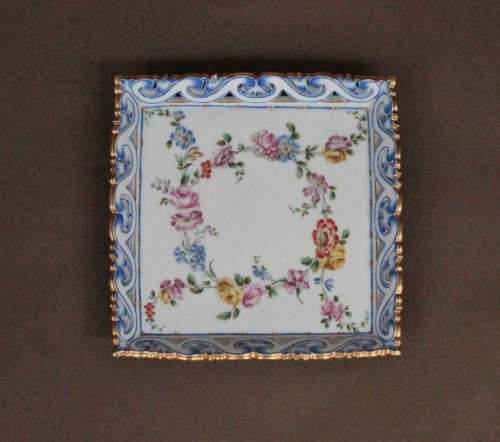 Plateau carré en porcelaine tendre de Sèvres, marqué G pour 1760, XVIIIe siècle. - Céramiques, Porcelaines Style Louis XV