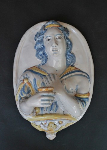Louis XIV - Bras de lumière en faïence de Nevers représentant une jeune femme, XVIIe siècle.