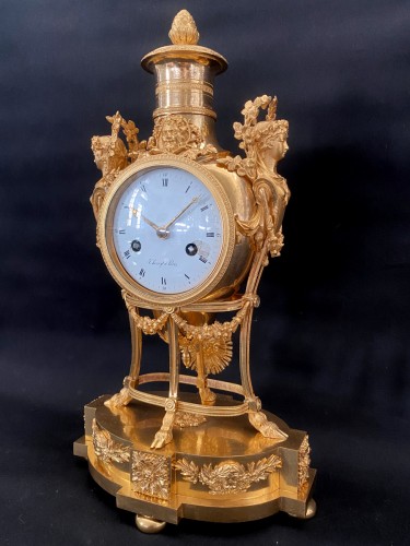 Horlogerie Pendule - Pendule vase Louis XVI en bronze doré
