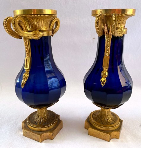 Paire de vases Louis XVI en cristal bleu taillé et bronze doré - Jullion Antiquités