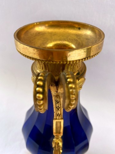 Antiquités - Paire de vases Louis XVI en cristal bleu taillé et bronze doré
