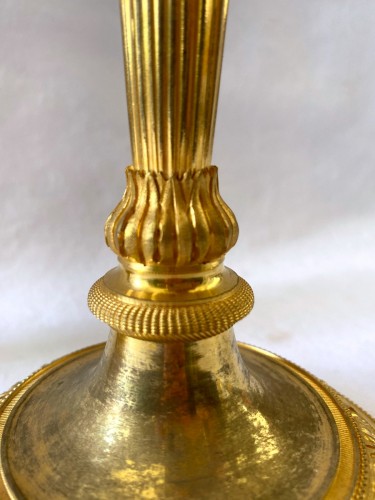 XVIIIe siècle - Paire de bougeoirs Directoire en bronze doré