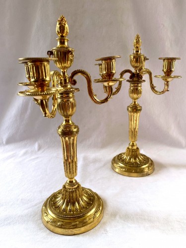 Louis XVI - Paire de chandeliers Louis XVI en bronze doré