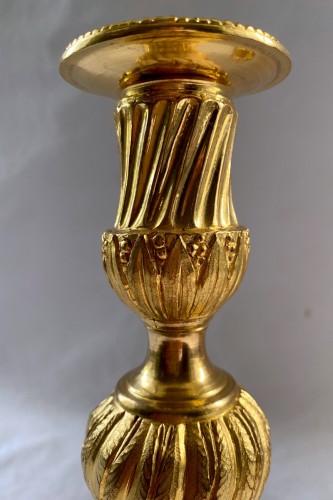 Louis XVI - Paire de flambeaux Louis XVI en bronze doré