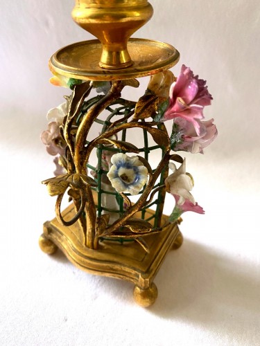 XVIIIe siècle - Bougeoir en bronze doré et porcelaine