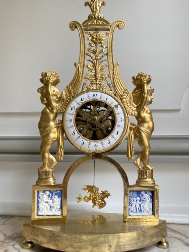 Pendule Directoire en bronze doré et wedgwood - Horlogerie Style Directoire