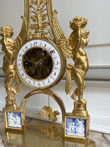 Horlogerie Pendule - Pendule Directoire en bronze doré et wedgwood