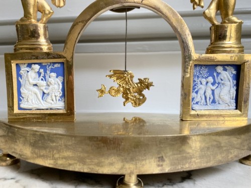 XVIIIe siècle - Pendule Directoire en bronze doré et wedgwood
