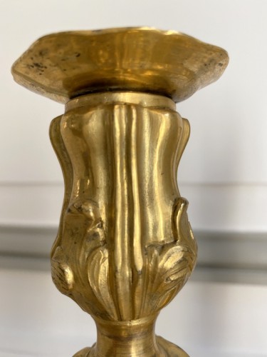 Antiquités - Paire de flambeaux d'époque Louis XV en bronze doré