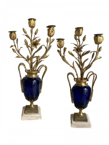 Paire de chandeliers Louis XVI en verre bleu et bronze doré