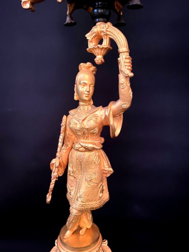 XIXe siècle - Paire de candélabres aux chinois en bronze doré vers 1830