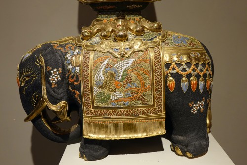 Éléphant et son palanquin en pagode en porcelaine de Satsuma, Japon 19e siècle - Arts d