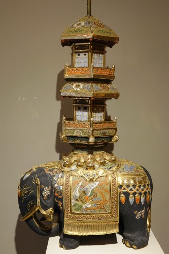 Antiquités - Éléphant et son palanquin en pagode en porcelaine de Satsuma, Japon 19e siècle