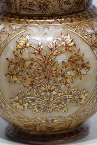 Petit vase Moghol en albâtre, 19e siècle - Objet de décoration Style Art nouveau