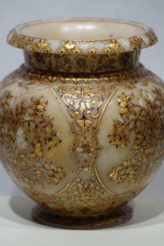 Petit vase Moghol en albâtre, 19e siècle - La Crédence