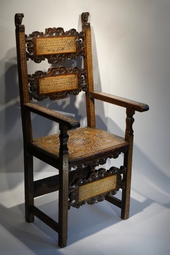Antiquités - Grand fauteuil en noyer décoré "a certosina", Italie vers 1830