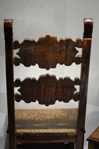 Antiquités - Deux chaises Italiennes décorées en "certosina", 17e et 18e s.