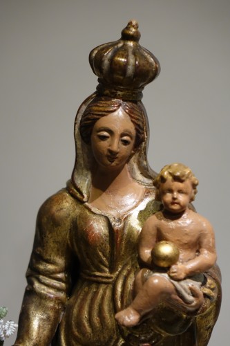 Vierge à l'Enfant en terre cuite polychromée et dorée, Italie, 18e siècle - Sculpture Style Louis XV