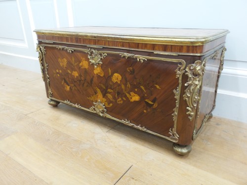 Grand coffre en marqueterie florale et garniture de bronze - Mobilier Style Louis XV