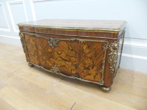 XVIIIe siècle - Grand coffre en marqueterie florale et garniture de bronze