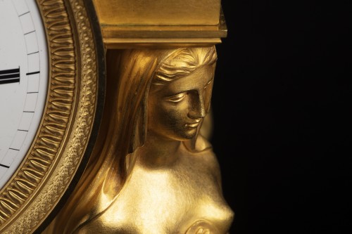 XIXe siècle - Les Vestales, pendule en bronze signé Vaillant à Paris