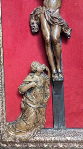 Crucifix encadré en bois de Sainte-Lucie, école de Nancy vers 1700 - Art sacré, objets religieux Style Louis XIV