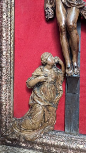 Art sacré, objets religieux  - Crucifix encadré en bois de Sainte-Lucie, école de Nancy vers 1700
