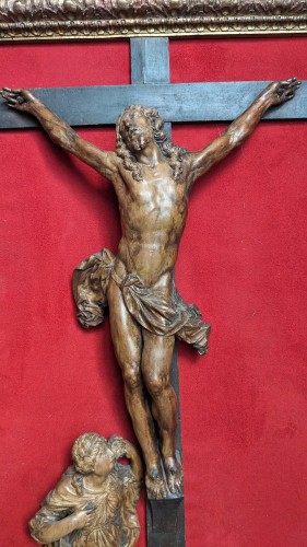 XVIIIe siècle - Crucifix encadré en bois de Sainte-Lucie, école de Nancy vers 1700