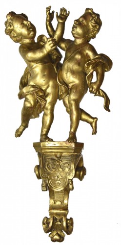 Paire d'angelots sur une console, bois doré, époque Régence