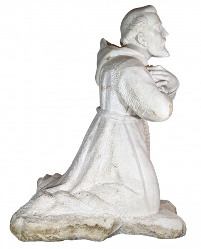 Saint en prière en marbre, probablement Saint-François d'Assise, Italie XVIII-XIXe