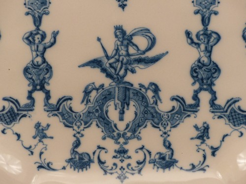 Moustiers, plat à 12 pans à décor Bérain, 1er quart du 18e siècle - Régence