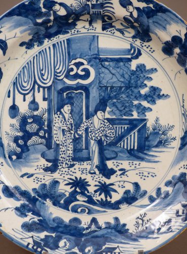 Un grand plat en faïence de Delft du début du XVIIIe siècle - Céramiques, Porcelaines Style 