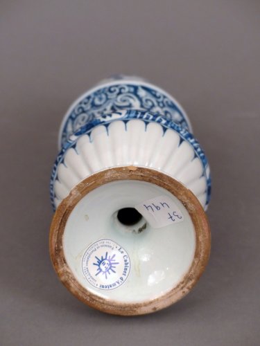 Céramiques, Porcelaines  - Un saupoudroir en faïence de Marseille, fabrique de Leroy, du XVIIIe siècle