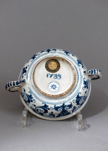 Céramiques, Porcelaines  - Bol à capucin en faïence de Paris, daté de 1733