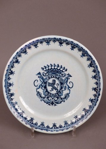 Assiette en faïence de Rouen armoriée du XVIIIe siècle - Céramiques, Porcelaines Style 