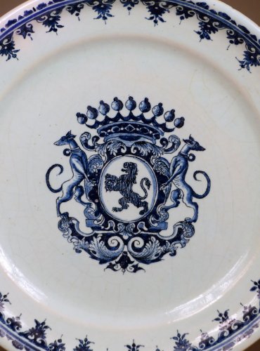 Céramiques, Porcelaines  - Assiette en faïence de Rouen armoriée du XVIIIe siècle
