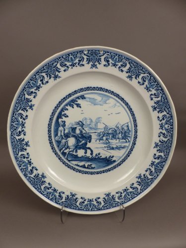Un plat de chasse en faïence de Moustiers XVIIe siècle - Céramiques, Porcelaines Style Louis XIV
