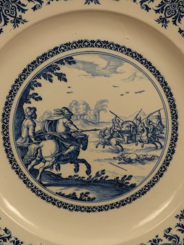 Céramiques, Porcelaines  - Un plat de chasse en faïence de Moustiers XVIIe siècle