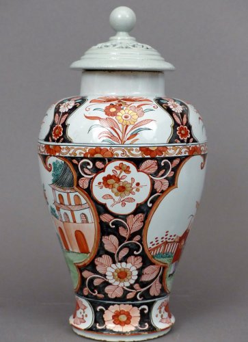 Vase en faïence de Delft, technique mixte, début 18e siècle - Céramiques, Porcelaines Style 