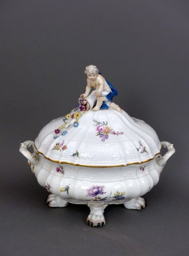 Céramiques, Porcelaines  - Terrine en porcelaine de Meïssen du milieu du XVIIIe siècle