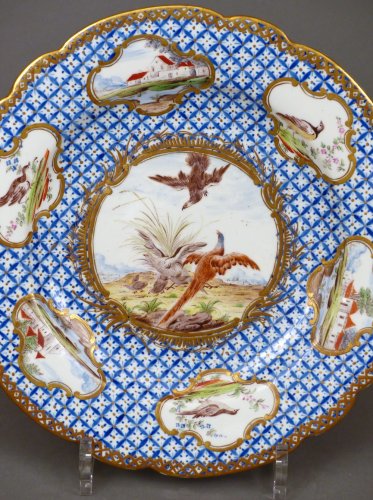 Céramiques, Porcelaines  - Assiette en porcelaine tendre de Chantilly du XVIIIe siècle